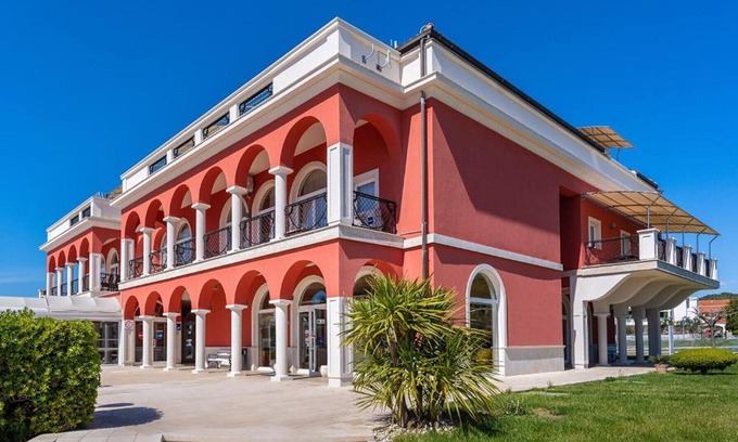 Tribunj Cama Y Desayuno | Hotel Arcadium Suite with sea view