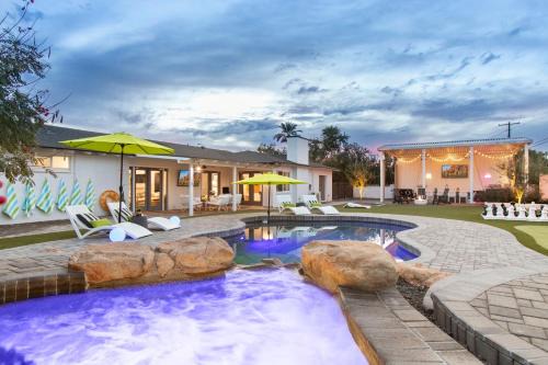 Camelback Shadows Casa | Hotel Homes - The Camelback Manor