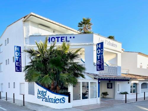 Saintes-Maries-de-la-Mer Hotel | Hotel Les Palmiers En Camargue