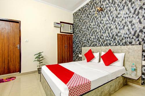 Indirapuram Hotel | Hotel O Sky Inn