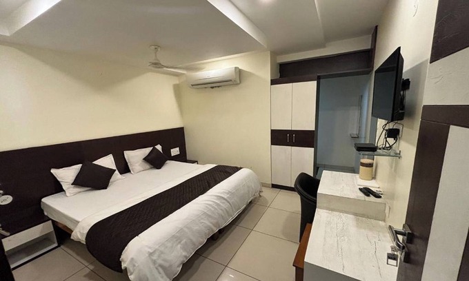 Sindhi Camp Hotel | Hotel Rashika Palace