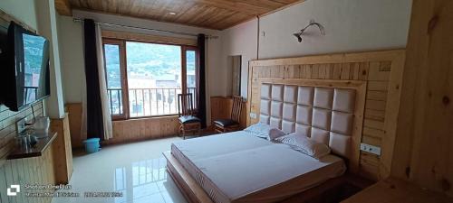 Bajaura Cama Y Desayuno | HOTEL ROSHAN REGENCY By seraj heritage