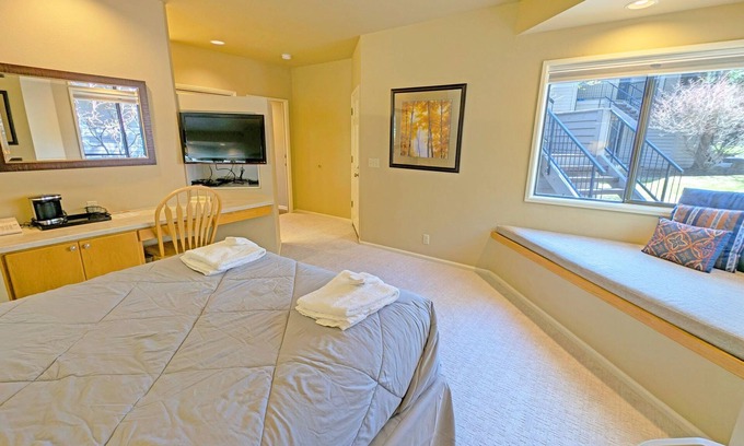 Century West Casa | Hotel-Style, King Bed, Ground Floor Condo-331B