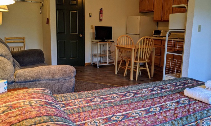 Almont Cabina | Hotel Style Lodge Room w/Kitchenette