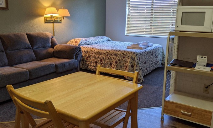 Almont Cabina | Hotel Style Lodge Room w/Kitchenette