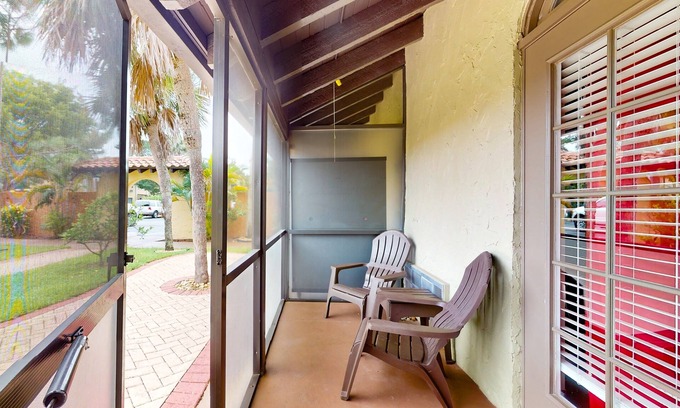 Naples Casa | Hotel-style studio near marina with pool, game room, sauna, tennis, BBQ, gym