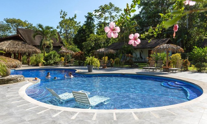 Cahuita Hotel | Hotel Suizo Loco Lodge & Resort