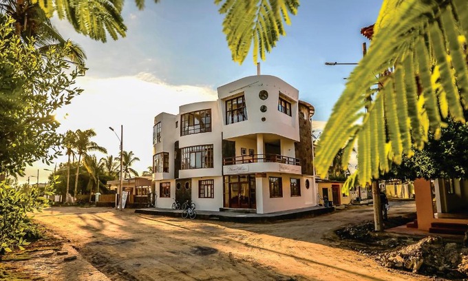 Puerto Villamil Hotel | Hotel Volcano