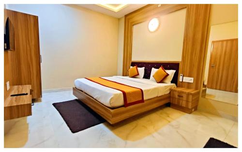 Kharsia Casa | Hotel Vrindavan NP - nearby Prem Mandir & ISCKON Temple! Fully Air-Conditioned Premium Family Rooms with All the facilities