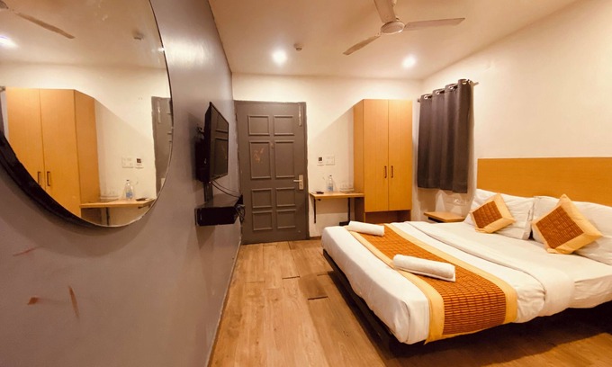 Pitampura Hotel | Hotel White Saffron