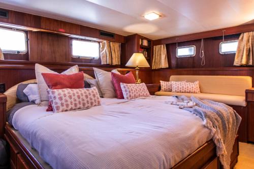 Premià de Mar Alquiler De Eote | Hotel Yacht Our Alissa