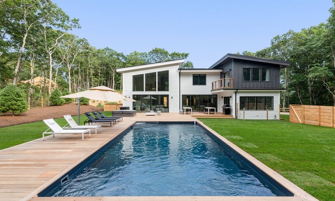 Montauk Casa | HOTTEST New Modern Beach House w pool & hot tub steps to Gurney’s