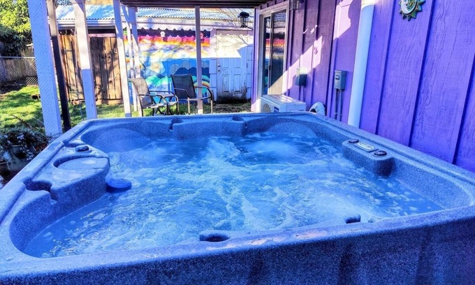 Montavilla Casa | HotTub, Fast WiFi, cozy & convenient-Casita Morado