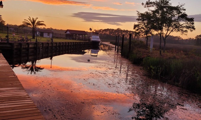 Gautier Casa | HotTub/Fish/RIVER FRONT/DOGS/SUMMER POOL.RIGHT BY GULF AND BEACHES. BRING BOAT!