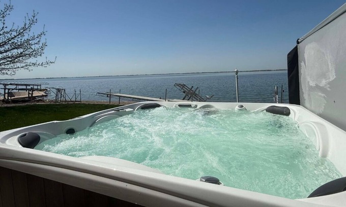 Estelline Casa | Lilypad|Hottub|FireRing|LakeFront|Sleeps10