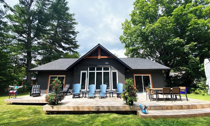 Bracebridge Casa | HotTub Sauna Waterfront PacMan Table Fireplace Firepit Pets OK 5 Star Location