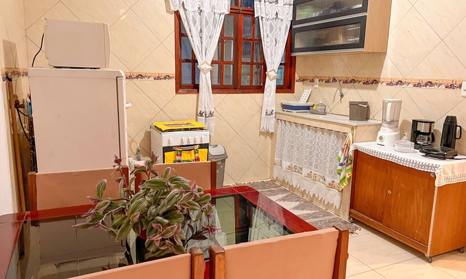 Mambucaba Apartamento | House in Prainha de Mambucaba. One block from the sea.