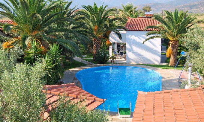 Paralio Astros Casa | Hermosa casa para relajarse en el jardín con piscina.