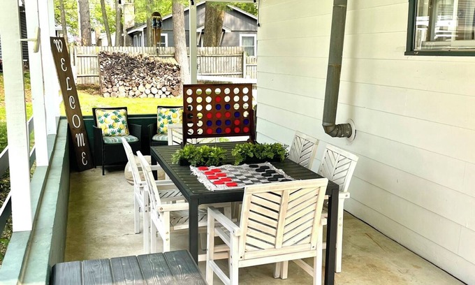Prudenville Cabina | Houghton Lake cabin with covered outdoor entertainment space. No cleaning fees.
