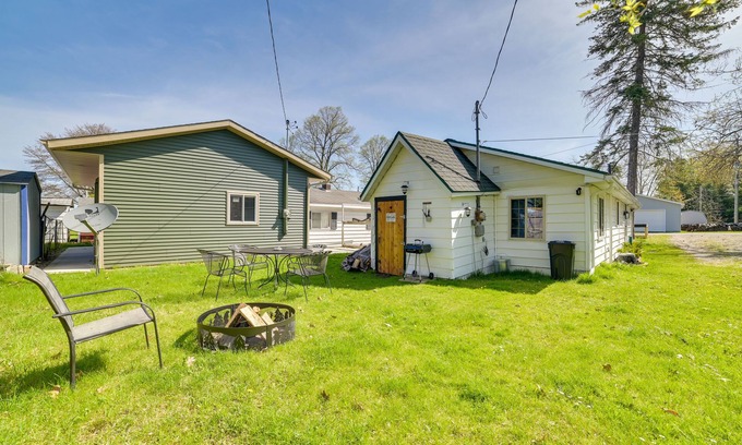 Houghton Lake Cabaña | Houghton Lake Cottage - Central Location!