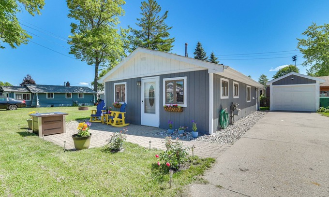 Houghton Lake Cabaña | Houghton Lake Cottage w/ Patio: Walk to Waterfront