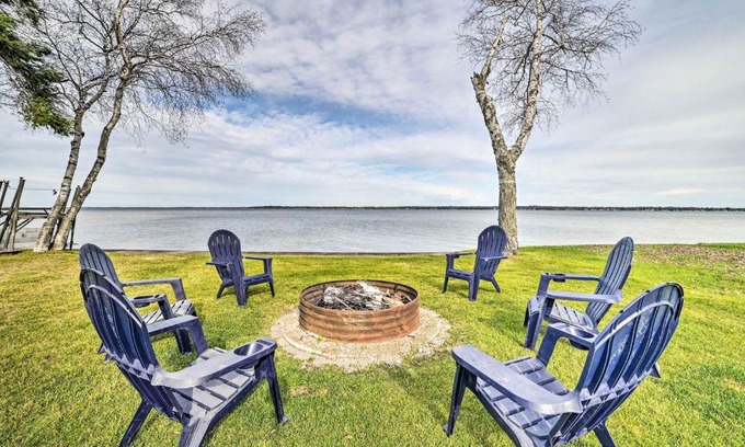 Prudenville Casa | Houghton Lake Cottage with New Private Deck!