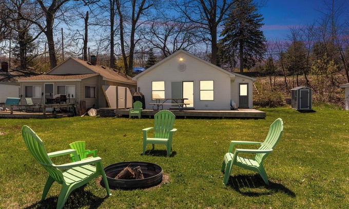 Houghton Lake Cabaña | Houghton Lake Sunrise: Sleeps 5, Directly on Houghton Lake, Sister Cottage Next Door!