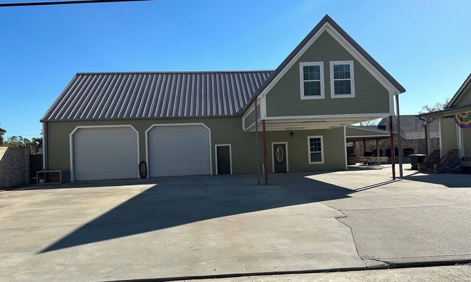 Houma Cabina | HOUMA 45 MILES FROM NOLA INTERNATIONAL AIRPORT, FISHING, HISTORIC DOWNTOWN HOUMA