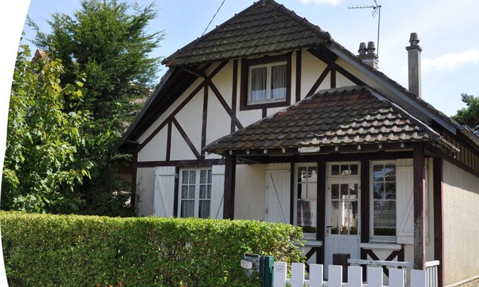 Merville-Franceville-Plage Casa | House with 3 Bedrooms, Garden in Normandy 300 m From Merville Franceville Beach.