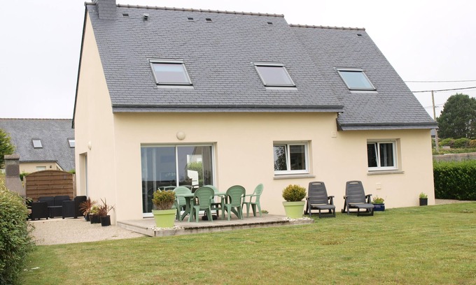 Plouneour-Trez Casa | House with view of the bay the beach 80 metres away