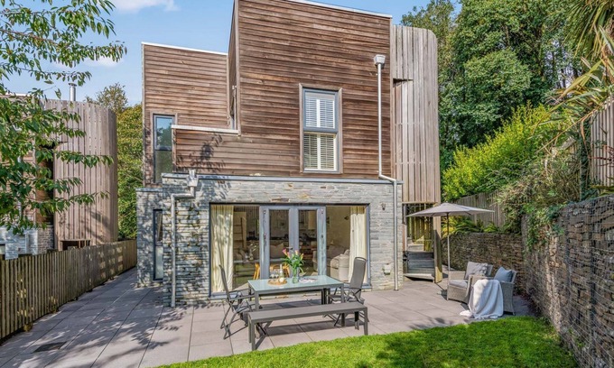 Talland Cabaña | Hermosa casa de vacaciones con una bañera de hidromasaje, terraza en la azotea y amplio patio