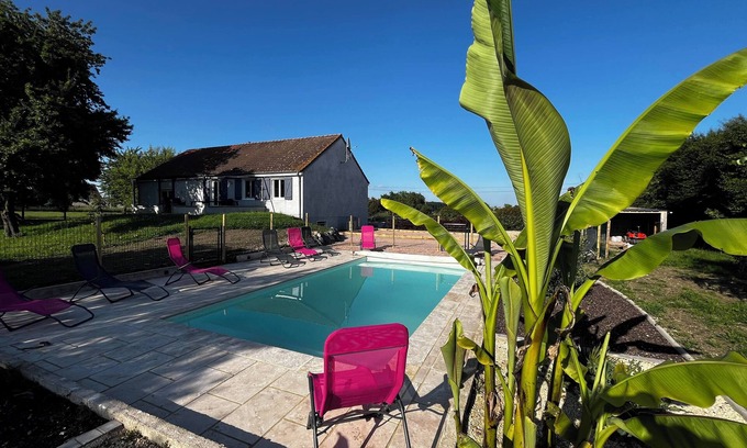 Montaigu-le-Blin Casa | House 10 People Swimming Pool With Jacuzzi