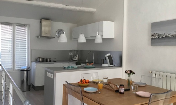 Meze Casa | Casa de 100m² con terraza a 150m de la playa.