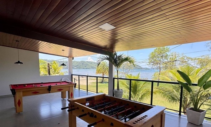 Bracui Casa | House 15 meters from the beach in a condominium with "feet in the sand"