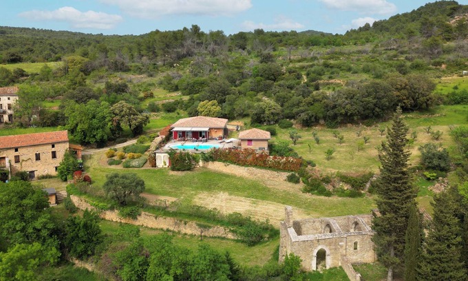 Beaufort Casa | House 2 cottages in the heart of nature in a village. superb view swimming pool
