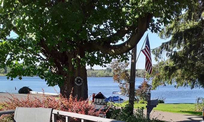Lily Dale Casa | Casa, 2BR duerme 4, 1 ½ baño, frente al primer lago.