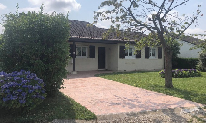 Belbeuf Casa | House 3 bedrooms Garden south view Fields Carrefour School Swimming pool Bus Rouen on foot