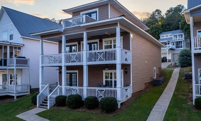 Leesburg Casa | House# 45 The Maine House (No Pets) Lakefront / Private Boatslip