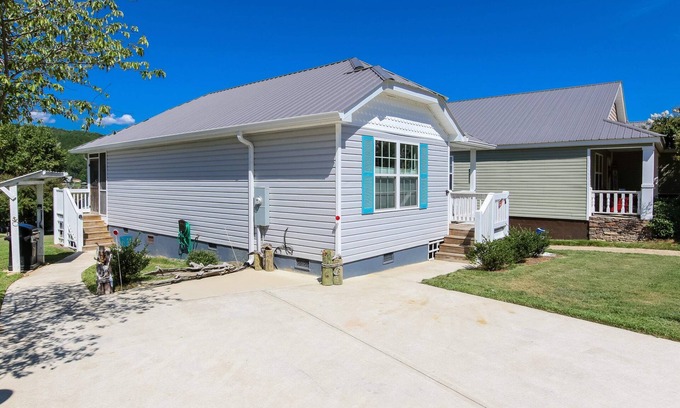 Leesburg Casa | House #48 Tranquility Base (No Pets)