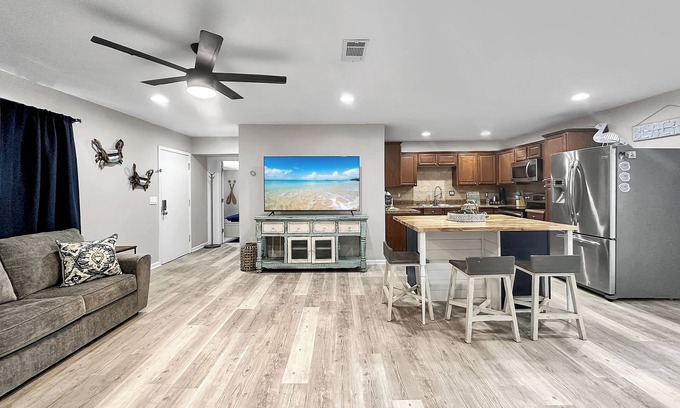 Fort Walton Beach Casa | House 5 min to Beach, Fire Pit, Deck, Pickleball, Pet Friendly