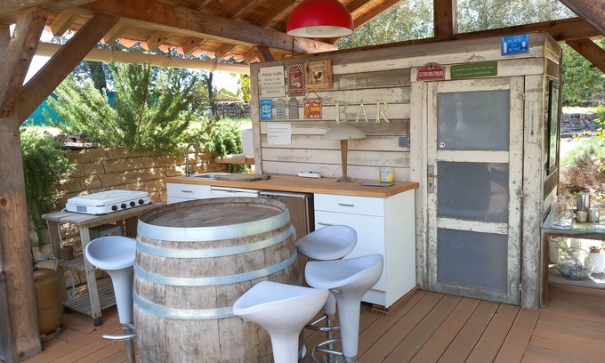 Les Arcs-sur-Argens Cabaña | House Bed & Breakfast en la habitación