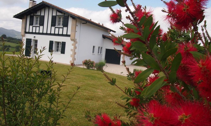 Ainhoa Casa | Casa independiente en alquiler entre mar y montaña en 1500m2 cerrados