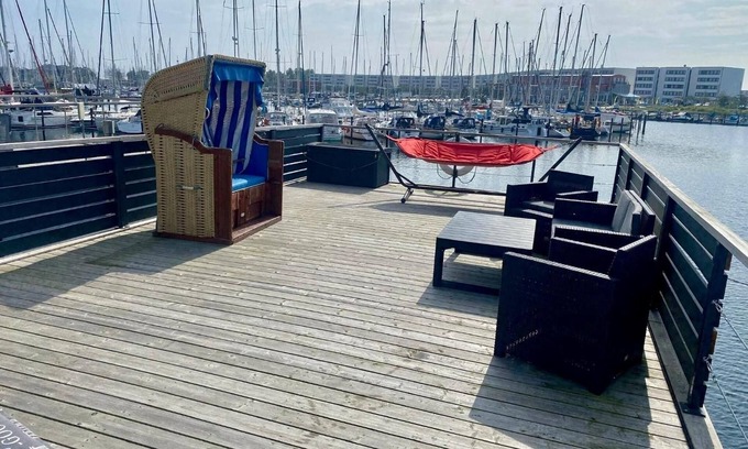 Ostholstein Alquiler De Eote | Casa flotante 'Annis Mehrblick' con vistas al mar, terraza privada y Wi-Fi