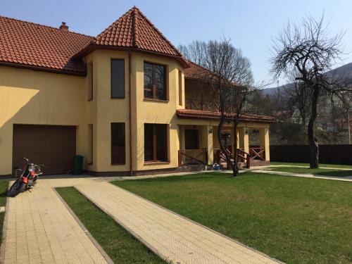 Polyana Casa | House by the river
