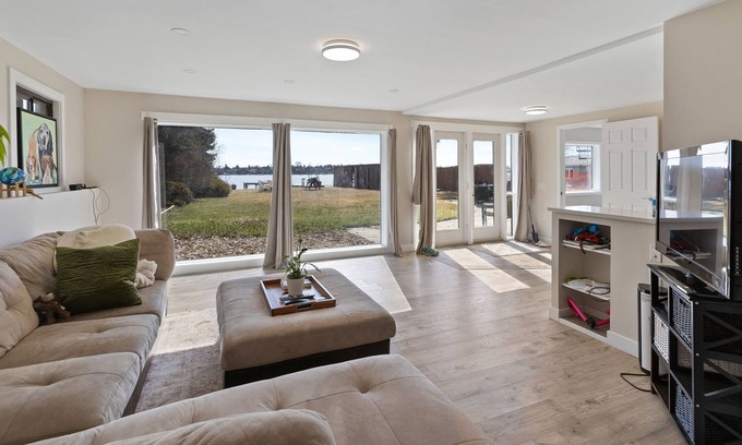 Chestermere Casa | House