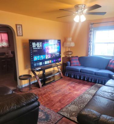 Aliquippa Casa | House can sleep 8 or more people