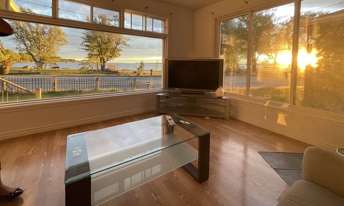 Venise-en-Quebec Casa | House/Chalet facing the Beach