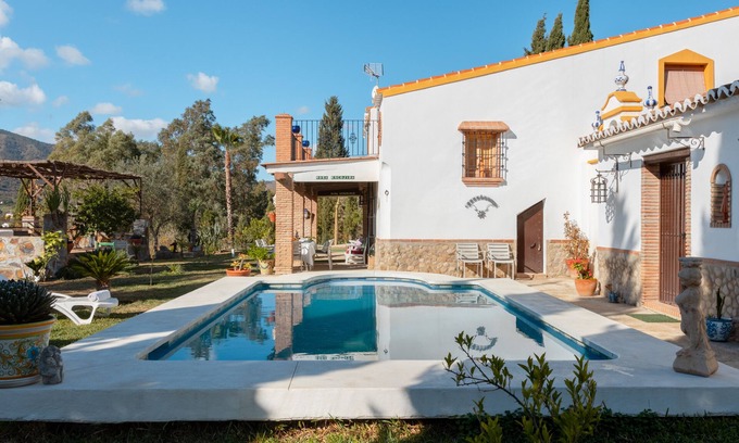 Alora Cabaña | Casa cituada en un entorno de vegetación, muy comunicada con su entorno