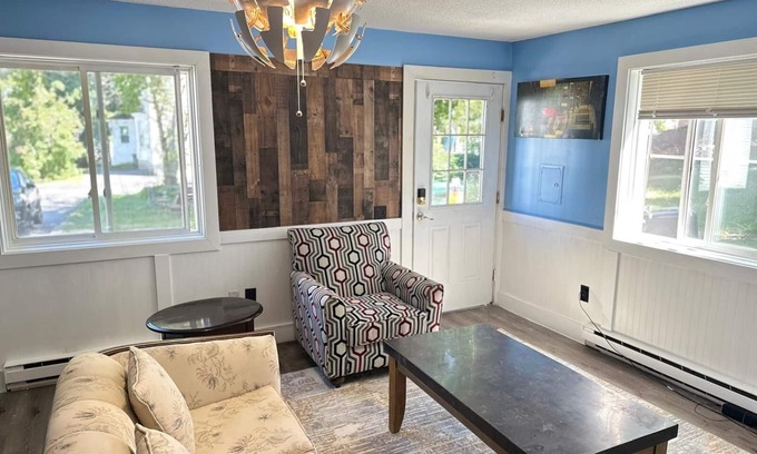Biddeford Apartamento | House dwelling that combines The bedroom kitchen and living area into one space