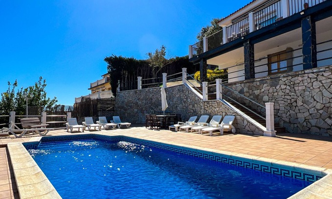 Sant Cebria de Vallalta Chalet De Esquí | Casa capacidad 10 pax con piscina privada, bbq y Wifi gratis
